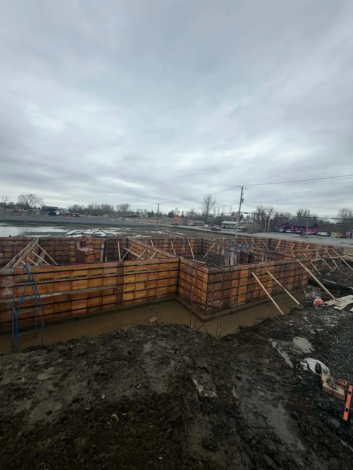 Coffrage de bois sur un grand chantier